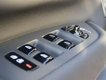 Volvo XC90 B5 AWD Ultra Black Edition 7-