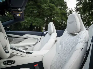 ASTON MARTIN DB12 Volante 4.0 V8   Bowers & Wilkins