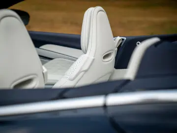 ASTON MARTIN DB12 Volante 4.0 V8   Bowers & Wilkins
