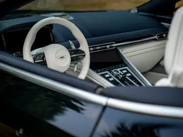 ASTON MARTIN DB12 Volante 4.0 V8   Bowers & Wilkins