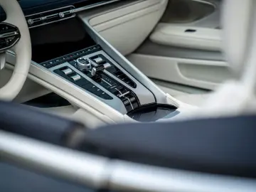 ASTON MARTIN DB12 Volante 4.0 V8   Bowers & Wilkins