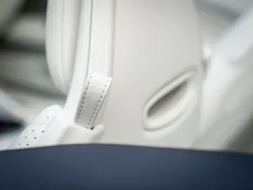 ASTON MARTIN DB12 Volante 4.0 V8   Bowers & Wilkins