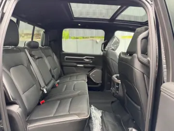 DODGE RAM 1500 Laramie Night Edition   426 CP PANO