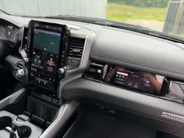 DODGE RAM 1500 Laramie Night Edition   426 CP PANO