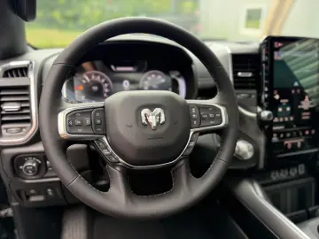 DODGE RAM 1500 Laramie Night Edition   426 CP PANO