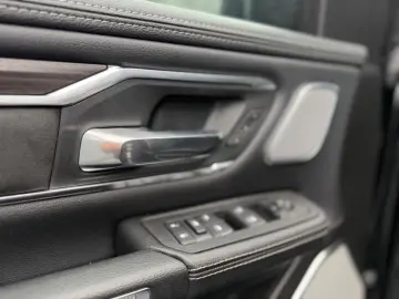 DODGE RAM 1500 Laramie Night Edition   426 CP PANO