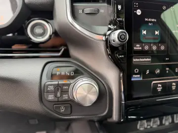DODGE RAM 1500 Laramie Night Edition   426 CP PANO