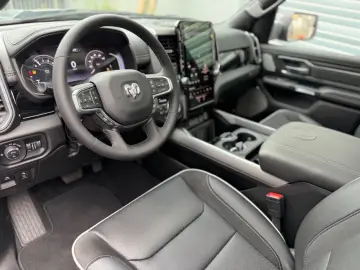 DODGE RAM 1500 Laramie Night Edition   426 CP PANO