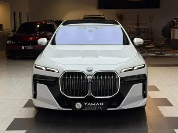 BMW 740 d xD M Sport Pano-Sky Experience-TV StHzg