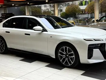 BMW 740 d xD M Sport Pano-Sky Experience-TV StHzg