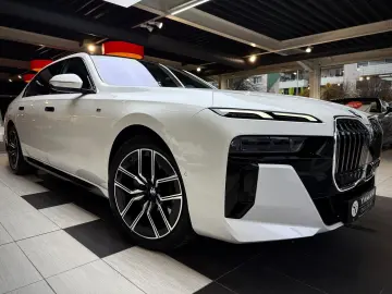 BMW 740 d xD M Sport Pano-Sky Experience-TV StHzg