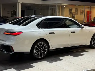BMW 740 d xD M Sport Pano-Sky Experience-TV StHzg