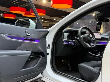 BMW 740 d xD M Sport Pano-Sky Experience-TV StHzg