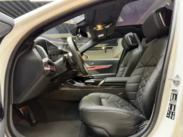 BMW 740 d xD M Sport Pano-Sky Experience-TV StHzg