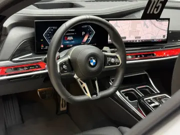 BMW 740 d xD M Sport Pano-Sky Experience-TV StHzg