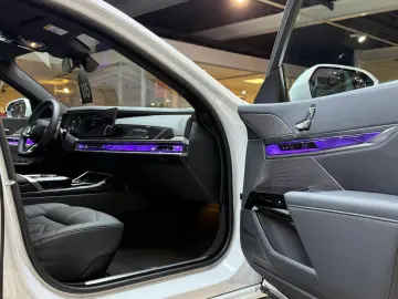 BMW 740 d xD M Sport Pano-Sky Experience-TV StHzg