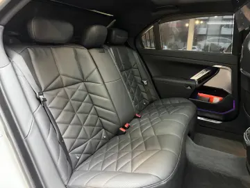 BMW 740 d xD M Sport Pano-Sky Experience-TV StHzg