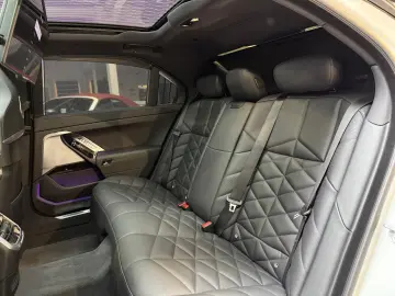 BMW 740 d xD M Sport Pano-Sky Experience-TV StHzg