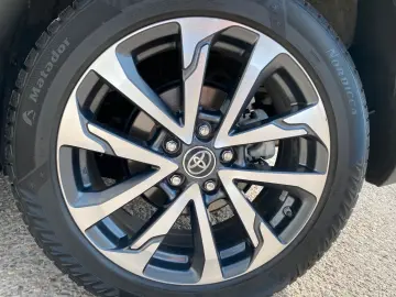 TOYOTA Corolla Cross 2.0-l-VVT-i Hybrid 688
