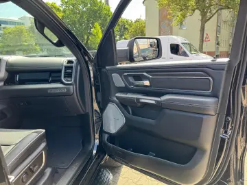 DODGE RAM 1500 Laramie Night   420 CP • 4x4 • PANO