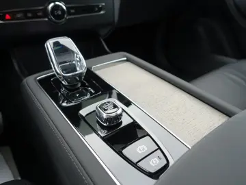 VOLVO XC90 Ultra T8 AWD Plug-in Pano B&W FourC AHK HUD