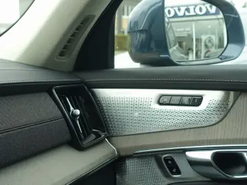 VOLVO XC90 Ultra T8 AWD Plug-in Pano B&W FourC AHK HUD