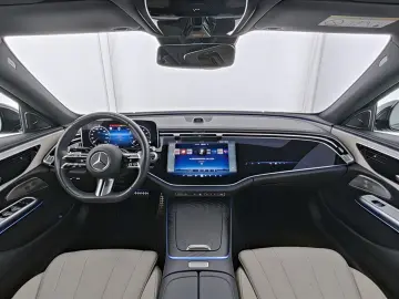 MERCEDES-BENZ E 200   AMG   Panorama   Superscreen  …