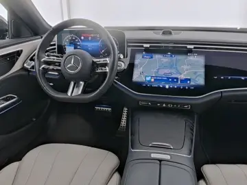 MERCEDES-BENZ E 220 d AMG Night Panorama SUPERSCREEN…