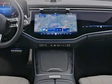 MERCEDES-BENZ E 220 d AMG Night Panorama SUPERSCREEN…