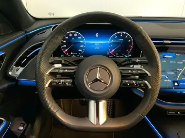 MERCEDES-BENZ E 200 AMG Night DISTRONIC Rü-Camera Wi…