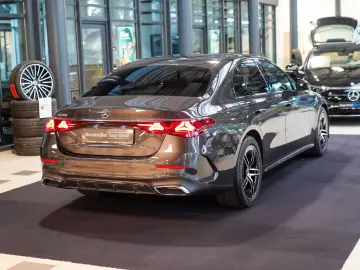MERCEDES-BENZ E 200 AMG Line Night KEYLESS Lenkradhe…