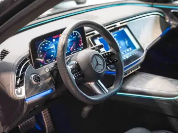MERCEDES-BENZ E 200 AMG Line Night KEYLESS Lenkradhe…