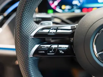 MERCEDES-BENZ E 200 AMG Line Night KEYLESS Lenkradhe…