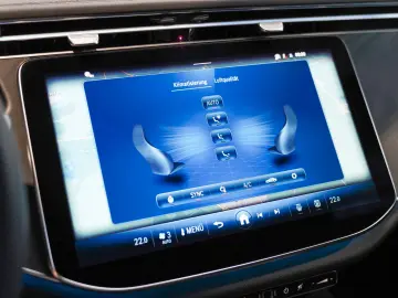 MERCEDES-BENZ E 200 AMG Line Night KEYLESS Lenkradhe…