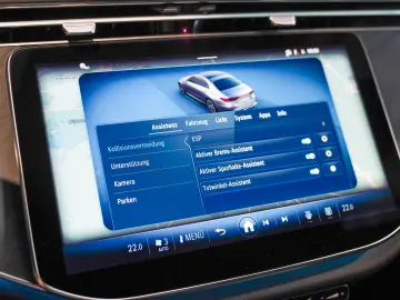 MERCEDES-BENZ E 200 AMG Line Night KEYLESS Lenkradhe…