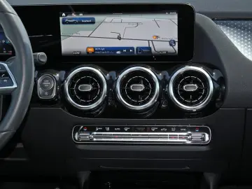 MERCEDES-BENZ GLA 200 d PROGRESSIVE AHK MBUX LED SHZ ADV.