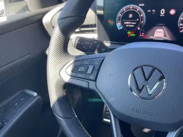 VW T-Roc R-Line 1.5 l eTSI Matrix HuD 360 Kamera SH
