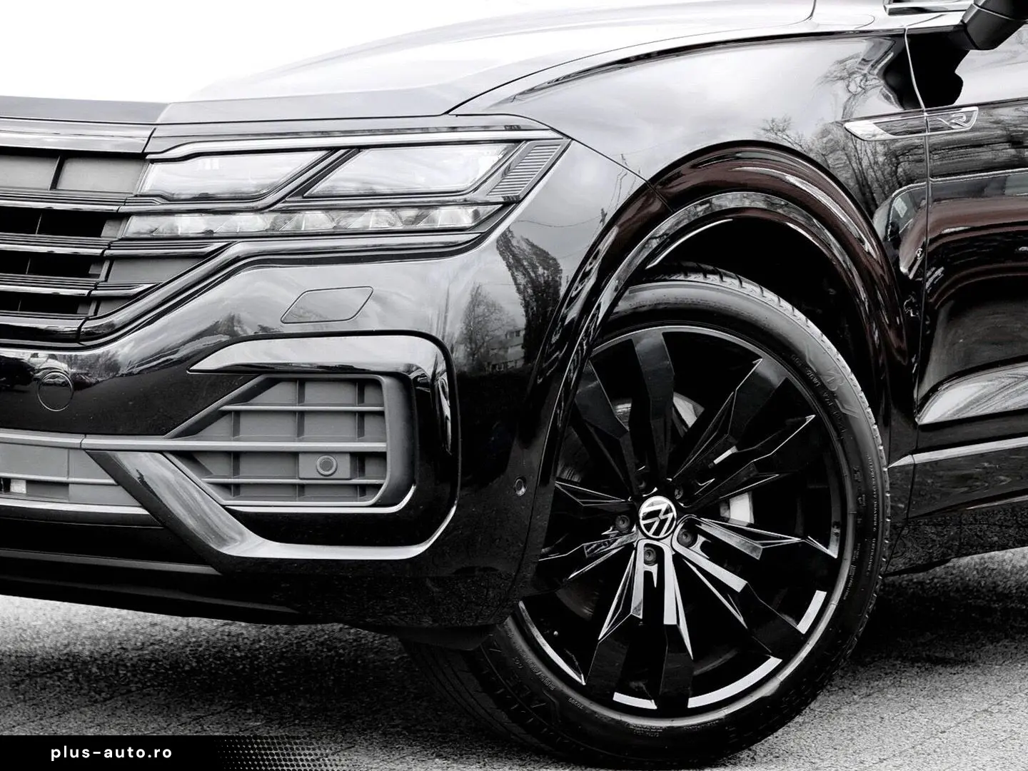 VW Touareg R-Line 4MOTION 3.0 V6 TDI SCR PANO AHK D