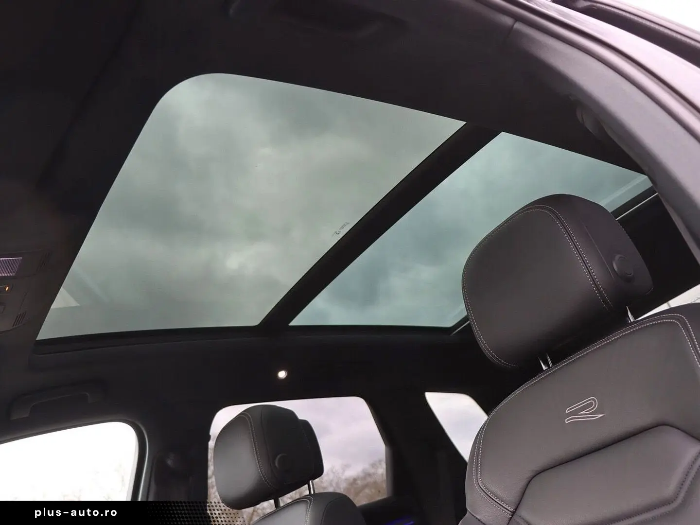 VW Touareg R-Line 4MOTION 3.0 V6 TDI SCR PANO AHK D