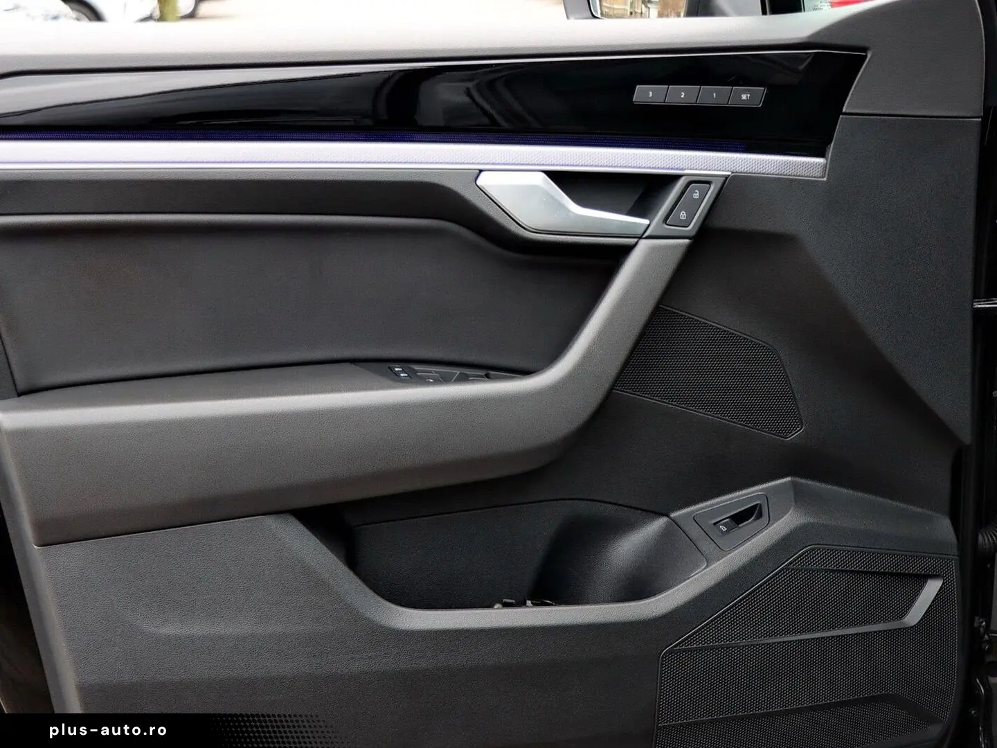 VW Touareg R-Line 4MOTION 3.0 V6 TDI SCR PANO AHK D