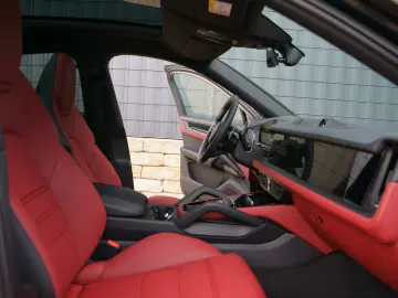 Porsche Cayenne Coupe E-Hybrid Black Edition RED BLACK