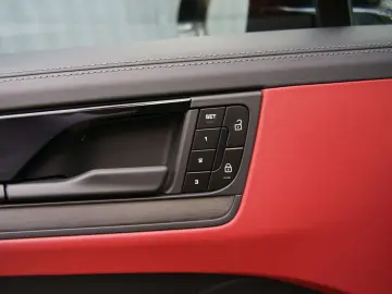 Porsche Cayenne Coupe E-Hybrid Black Edition RED BLACK
