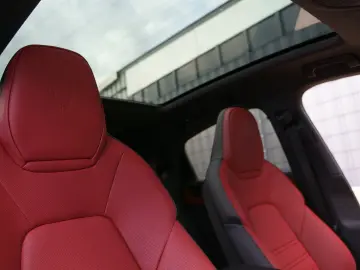 Porsche Cayenne Coupe E-Hybrid Black Edition RED BLACK