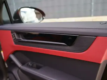 Porsche Cayenne Coupe E-Hybrid Black Edition RED BLACK