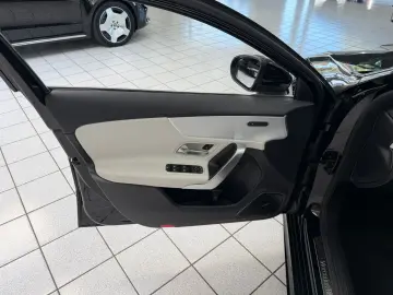 MERCEDES-BENZ A 250 4Matic AMG LEDER LED PANO BURMESTER