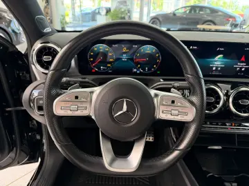 MERCEDES-BENZ A 250 4Matic AMG LEDER LED PANO BURMESTER