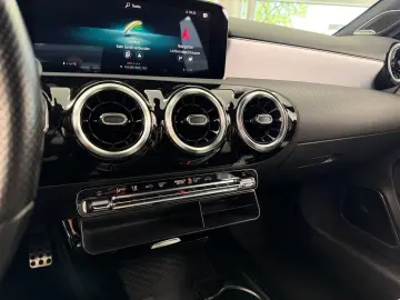 MERCEDES-BENZ A 250 4Matic AMG LEDER LED PANO BURMESTER