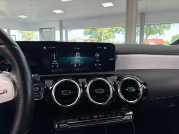 MERCEDES-BENZ A 250 4Matic AMG LEDER LED PANO BURMESTER