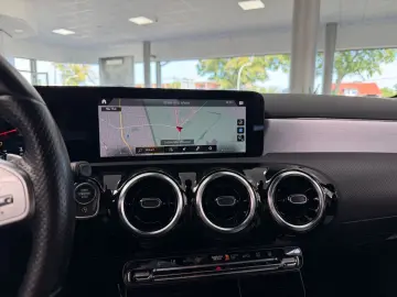 MERCEDES-BENZ A 250 4Matic AMG LEDER LED PANO BURMESTER