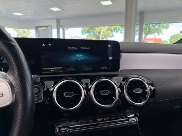 MERCEDES-BENZ A 250 4Matic AMG LEDER LED PANO BURMESTER